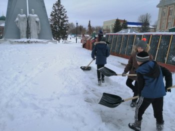 Трудовой десант по уборке снега возле памятника.