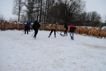 Кататься на коньках любят многие.