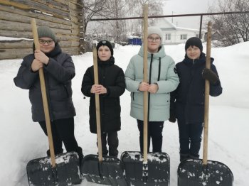 Волонтеры провели акцию "Снежный десант". 