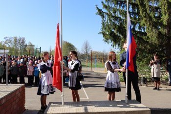 Церемония поднятия Государственного флага.